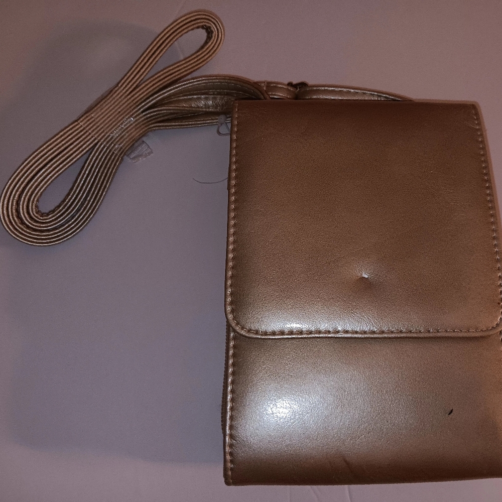 KOHL'S GOLD CROSSBODY BAG ADJUSTABLE STRAP Flap snap closure42" strap